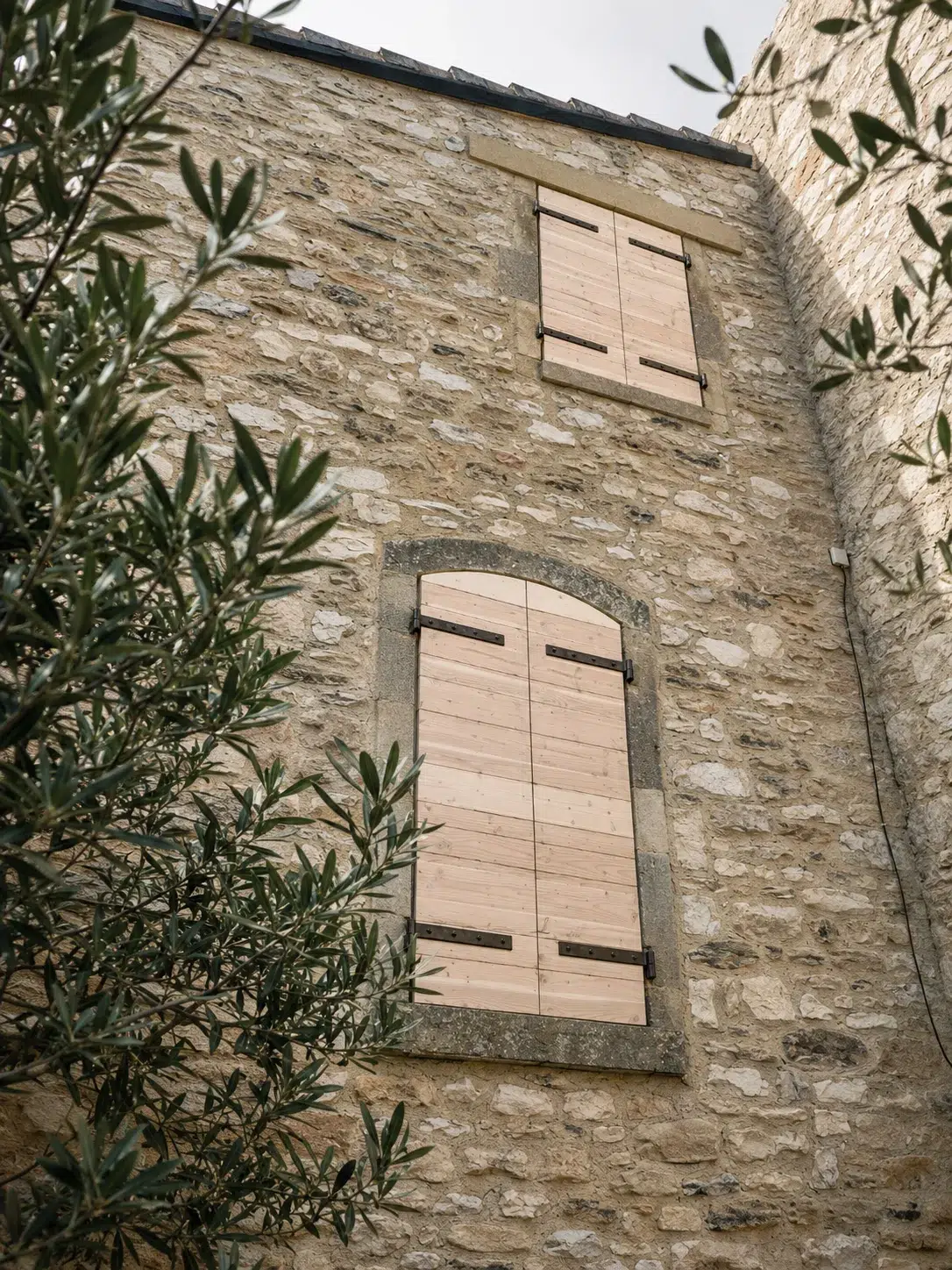 Restoration of custom wooden shutters for historical monuments Isère